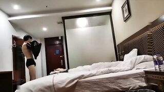 老王约皮衣极品美乳外围小妹
