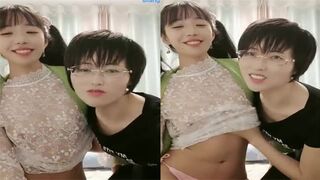 苗窕眼镜痴女舔逼玩弄双马尾贫乳骚女