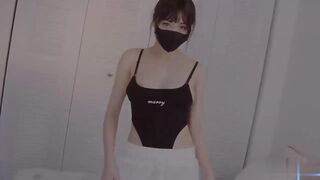 可爱女孩的淫穴喷水调教.
