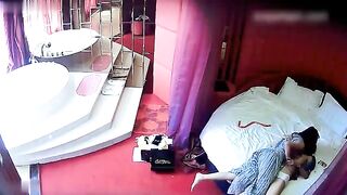 两个美女在酒店睡不注意被监控拍到