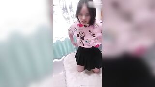 白虎一线天无套内射小骚女友