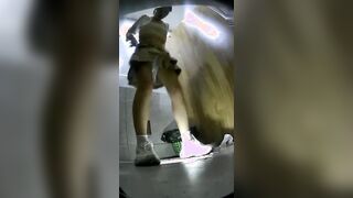 厕拍潜入酒吧开着小电筒偷拍坐台小姐姐